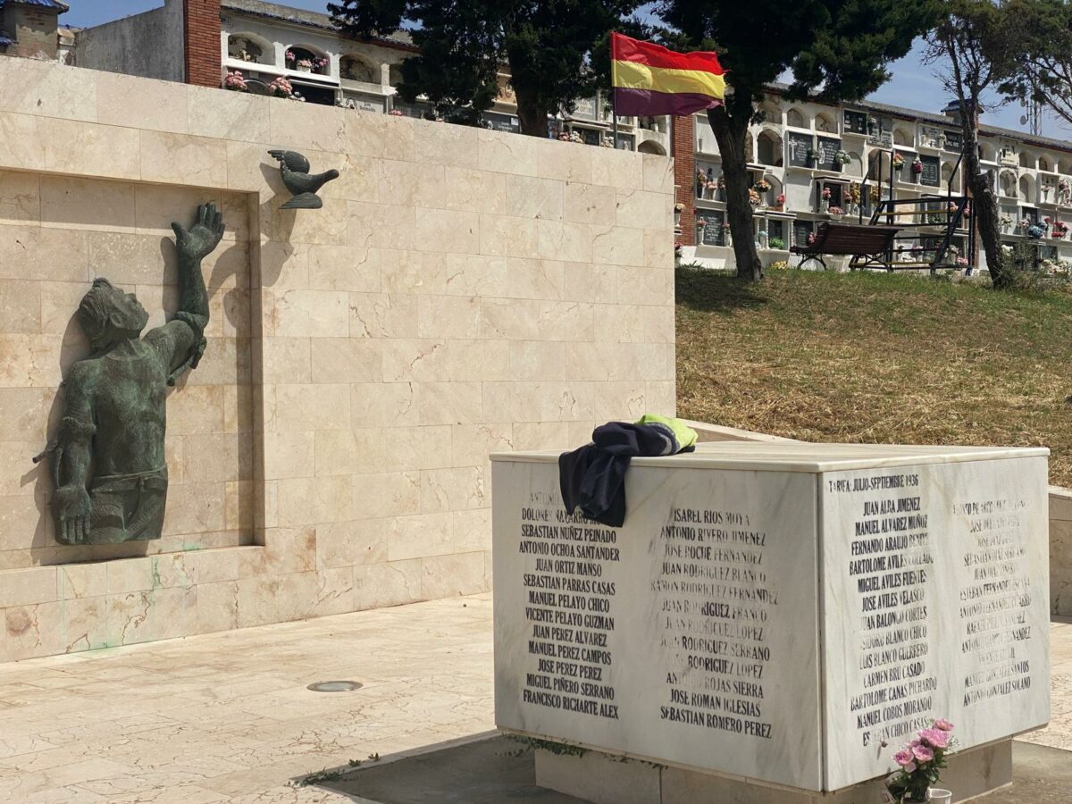 Conjunto en memoria de las víctimas del franquismo en el cementerio tarifeño que va a ser rehabilitado.